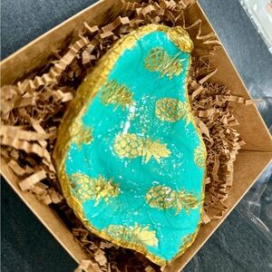 🦪 From Tide to Trinket
Hand-Finished Oyster Shells